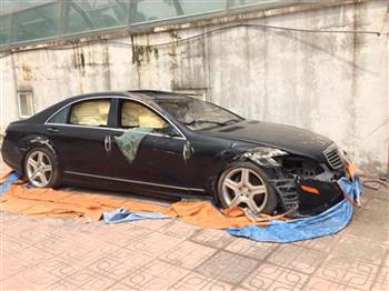 Xót xa Mercedes-Benz S550 bị bỏ hoang ở Hà Nội